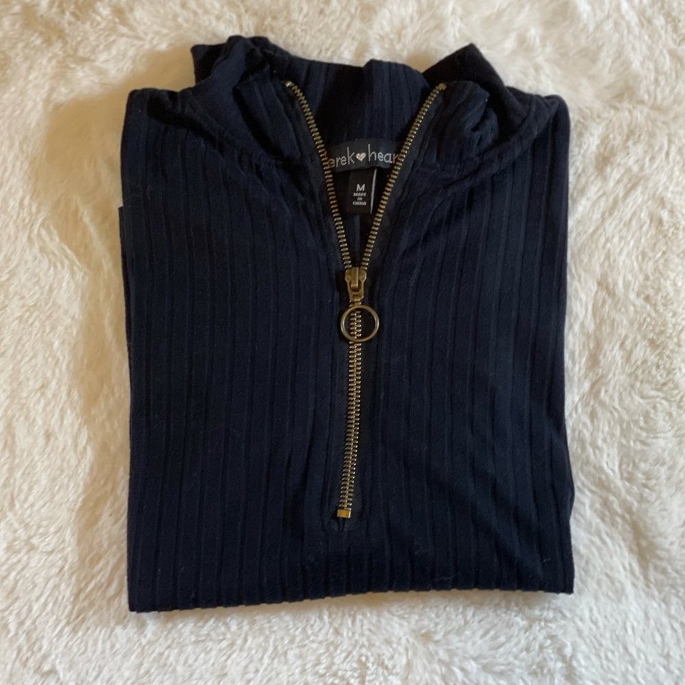 Black 3 courter sleeve top size medium fits like XS
